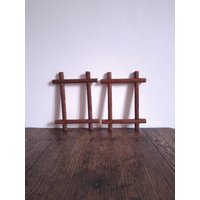 Ein Paar Lackierte Kleine Antike, Aus Holz Geschnitzte Landstreicherkunst An Der Wand Montierte, Helle, Vertikale Foto -/Bilderrahmen Ein Paar Lackierte Kleine Antike, Aus Holz Geschnitzte Landstreicherkunst An Der Wand Montierte, Helle, Vertikale Foto -/Bilderrahmen von CEsourced