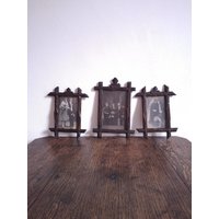 Ein Trio Von Kleinen Antiken Hölzernen Geschnitzten Volkskunst An Der Wand Befestigten Foto -/Bilderrahmen Mit Fotos Ein Trio Von Kleinen Antiken Hölzernen Geschnitzten Volkskunst An Der Wand Befestigten Foto -/Bilderrahmen Mit Fotos von CEsourced