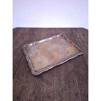 Jugendstil Oder Frühes Art Deco Rechteckiges Flaches Metalltablett Jugendstil Oder Frühes Art Deco Rechteckiges Flaches Metalltablett von CEsourced