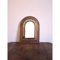 Kleinerer Gewölbter Vintage Wandspiegel Aus Messing Mit Einer Modernen Spiegelplatte von CEsourced