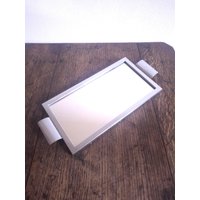 Mittelgroßes Art Deco Verchromtes Metall Und Spiegel Einfaches Robustes Rechteckiges Tablett Mittelgroßes Art Deco Verchromtes Metall Und Spiegel Einfaches Robustes Rechteckiges Tablett von CEsourced