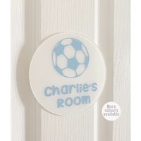 Personalisierte Acryl Fußball Schlafzimmer Türschild | Benutzerdefinierte Raum Namen Plakette Kinderzimmer Schild Wand Dekor Männerhöhle von CFJCreationsDesigns