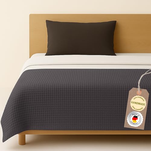chambry Tagesdecke 140x200 cm - 100 % Baumwolle Waffelstruktur - weiche & atmungsaktive Baumwolldecke - Zeitlose & waschbare Kuscheldecke, Möbelüberwurf, Couchüberwurf oder Bettüberwurf - Anthrazit von CHAMBRY MADE IN GERMANY