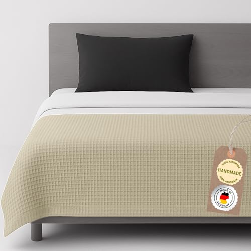 chambry Tagesdecke 140x200 cm - 100 % Baumwolle Waffelstruktur - weiche & atmungsaktive Baumwolldecke - Zeitlose & waschbare Kuscheldecke, Möbelüberwurf, Couchüberwurf oder Bettüberwurf - Beige von CHAMBRY MADE IN GERMANY