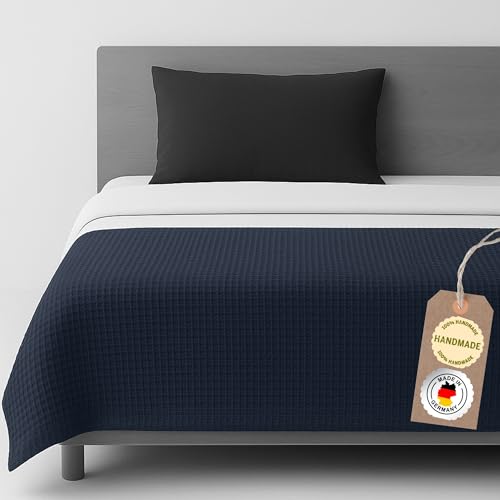 chambry Tagesdecke 140x200 cm - 100 % Baumwolle Waffelstruktur - weiche & atmungsaktive Baumwolldecke - Zeitlose & waschbare Kuscheldecke, Möbelüberwurf, Couchüberwurf oder Bettüberwurf - Blau von CHAMBRY MADE IN GERMANY
