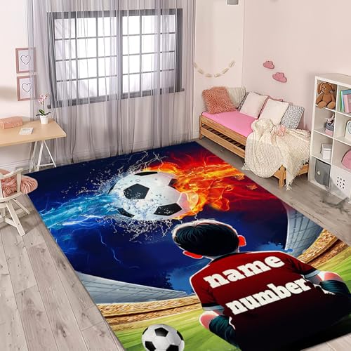 CHEFFS Fußball Teppich Wohnzimmer 160x230cm Schlafzimmer kinderteppich Fußball kinderzimmer Kurzflor Junge, personalisierte Teppich Kinder Fußballplatz Spielteppich (1,40 x 60 cm(BxH)) von CHEFFS