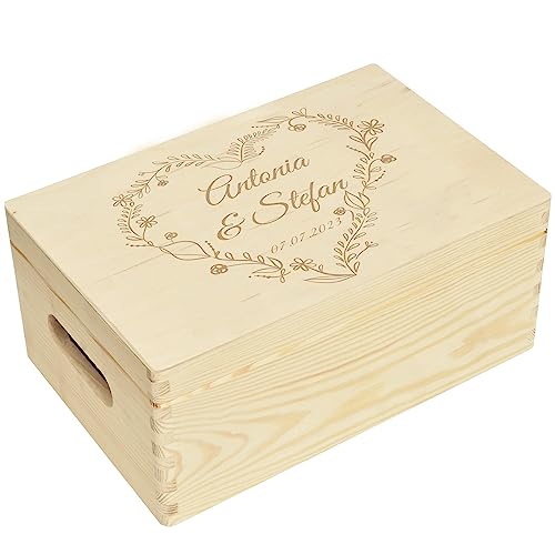 CHICCIE Holzbox zur Hochzeit Personalisiert Herzkranz Namen 30x20x14cm Natur von CHICCIE