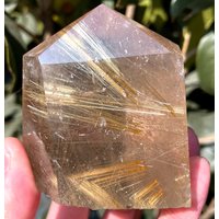 Seltene Große Klare Gold Rutil Einschlüsse Quarz Punkt/Kristallturm/Gold Nadeln Kristallexemplar/Besonderes Geschenk/Heilstein/Chakra Seltene Große Klare Gold Rutil Einschlüsse Quarz Punkt/Kristallturm/Gold Nadeln Kristallexemplar/Besonderes Geschenk/Heilstein/Chakra von CHMineralCollection