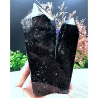 Seltene Natürliche Schwarze Turmalin Rutilated Quarz Turm/Schwarz Turm Albeeriert Enthalten Kristall Punkt/Kristall Specimen/Kristall Energie/Heilung Seltene Natürliche Schwarze Turmalin Rutilated Quarz Turm/Schwarz Turm Albeeriert Enthalten Kristall Punkt/Kristall Specimen/Kristall Energie/Heilung von CHMineralCollection