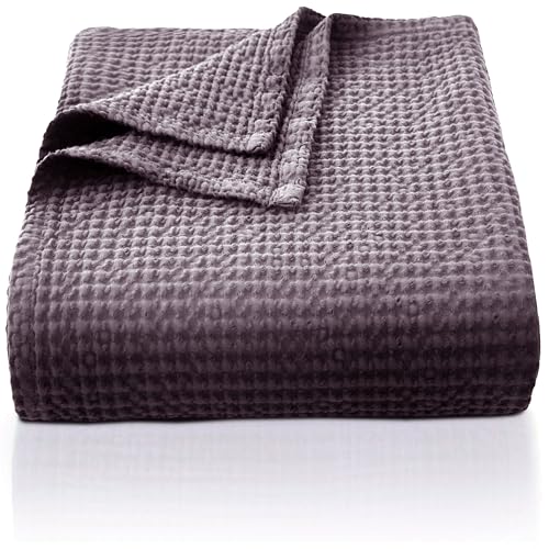 CHUFFED 100% Baumwolle Decke 130 x 150 cm, Weiche und Atmungsaktive Tagesdecke, Waffelmuster Leichte Decke als Sofadecke Couchdecke, Weich Kuschelige Wohndecke Wohnzimmer, Sofa Couch Traube lila von CHUFFED