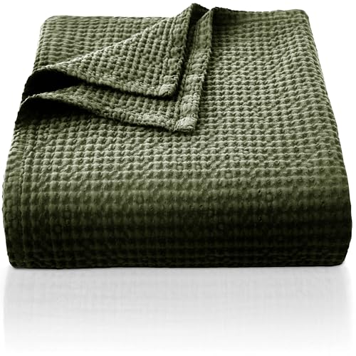CHUFFED 100% Baumwolle Decke 150 x 200 cm, Weiche und Atmungsaktive Tagesdecke, Waffelmuster Leichte Decke als Sofadecke Couchdecke, Weich Kuschelige Wohndecke Wohnzimmer, Sofa Couch Olivgrün von CHUFFED
