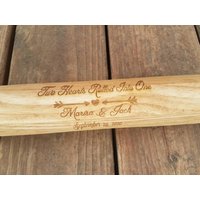 Hochzeitsgeschenk Personalisierte Laser Gravierte Holz Teigrolle Zwei Herzen Rolled in Eins Mit Namen Und Datum von CJKEngraving
