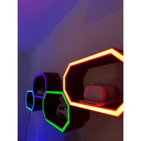 Modulares Oktagon Regal Mit Led & Farbigen Deckeln | Erweiterbar Durch Plug-In-System Wand - Tischregal Für Gaming, Deko Und Mehr von CJManufactory