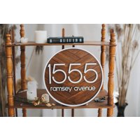 Braunes Rundes Hausnummernschild, Bauernhausgeschenk, Hausnummernplakette, Adressschild von CJamStore