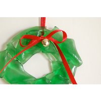 Grüne Glaskranz Ornamente Mit Glöckchen Und Rotem Bändchenaufhänger, Recyceltes Glas 3" von CMcDonoughDesigns