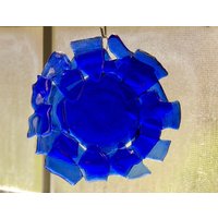 Upcycled Glas Blume Sonnenfänger Aus Blauen Recycling-Flaschen von CMcDonoughDesigns