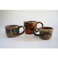 Verschiedene Tassen Camouflage Farben, Handgewürfeltes Steinzeug, Drei Größen 5, 8 Und 16Oz von CMcDonoughDesigns