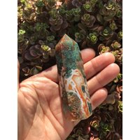 Carnelian Moss Agate Tower von COCOROCRYSTAL