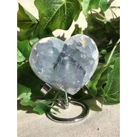 Celestite Heart With Stand von COCOROCRYSTAL