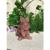 strawberry Quartz Rabbit von COCOROCRYSTAL