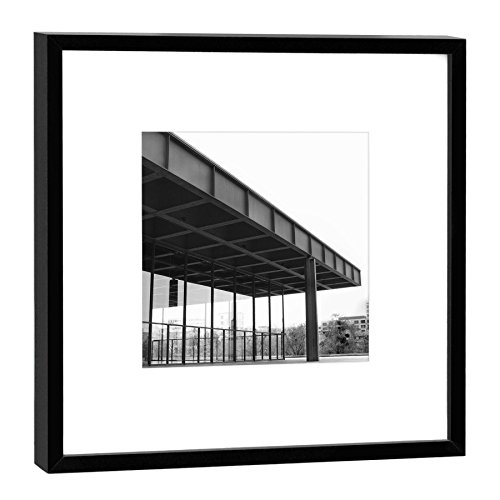 COGNOSCO Fotografie im Holzrahmen: Neue Nationalgalerie Berlin - 52 x 52 cm - Rahmenfarbe schwarz von COGNOSCO