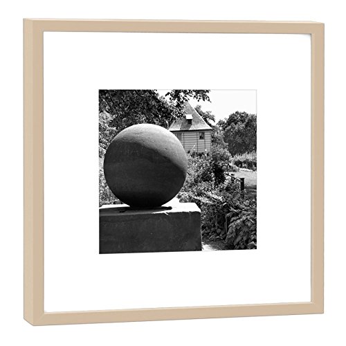 COGNOSCO Fotografie im Holzrahmen: Stein des Guten Glücks Goethes Gartenhaus Weimar - 52 x 52 cm - Rahmenfarbe beige von COGNOSCO