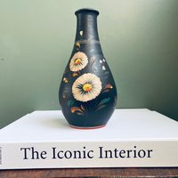 Vintage Folklore Vase.handbemalt. Rustikaler Charme.blumenvase. Einrichtung.schwarze Vase von COLLATEANDCURATE