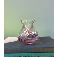 Vintage Himbeer Riffel Gemusterte Glas Blumenvase von COLLATEANDCURATE