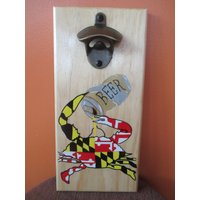 Maryland Flag Crab Drinking Beer Holz Flaschenöffner Mit Magnetverschluss Fänger Kronkorkenfänger Öffner von CONCEPTSbyPENELOPE