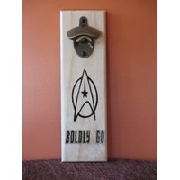star Trek Boldly Go.... Flaschenöffner Aus Holz Mit Magnetverschluss Und Verschluss von CONCEPTSbyPENELOPE