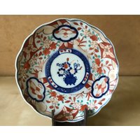 Dekorativer Teller Imari Japan Um 1900 von CONTRASTES