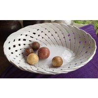 Hübscher Korb in Weiß Geflochtenem Fayence Hübscher Korb in Weiß Geflochtenem Fayence von CONTRASTES