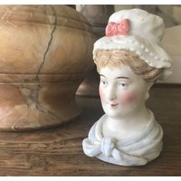 Kleine Alte Porzellan-Topf in Form Von Frauenkopf Mit Hut von CONTRASTES
