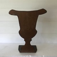 Rostige Metallfassade, Die Form Einer Alten Vase Imitiert Rostige Metallfassade, Die Form Einer Alten Vase Imitiert von CONTRASTES