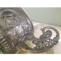 Schale Aus Metall Mit Einem Glas von CONTRASTES