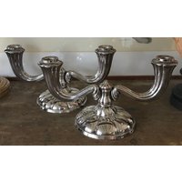 Schönes Paar Kerzenleuchter Mit Zwei Niederlassungen in Silber Metall Deko von CONTRASTES