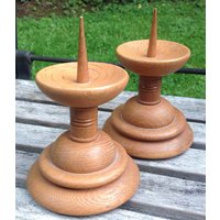 Set Mit 2 Kerzenständern Aus Eichenholz von CONTRASTES