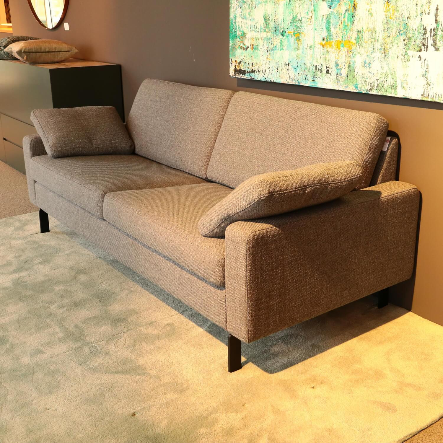 Sofa Conseta 2-Sitzer Bezug Stoff 5019 Zement Metallkufen F04 Stahl von COR