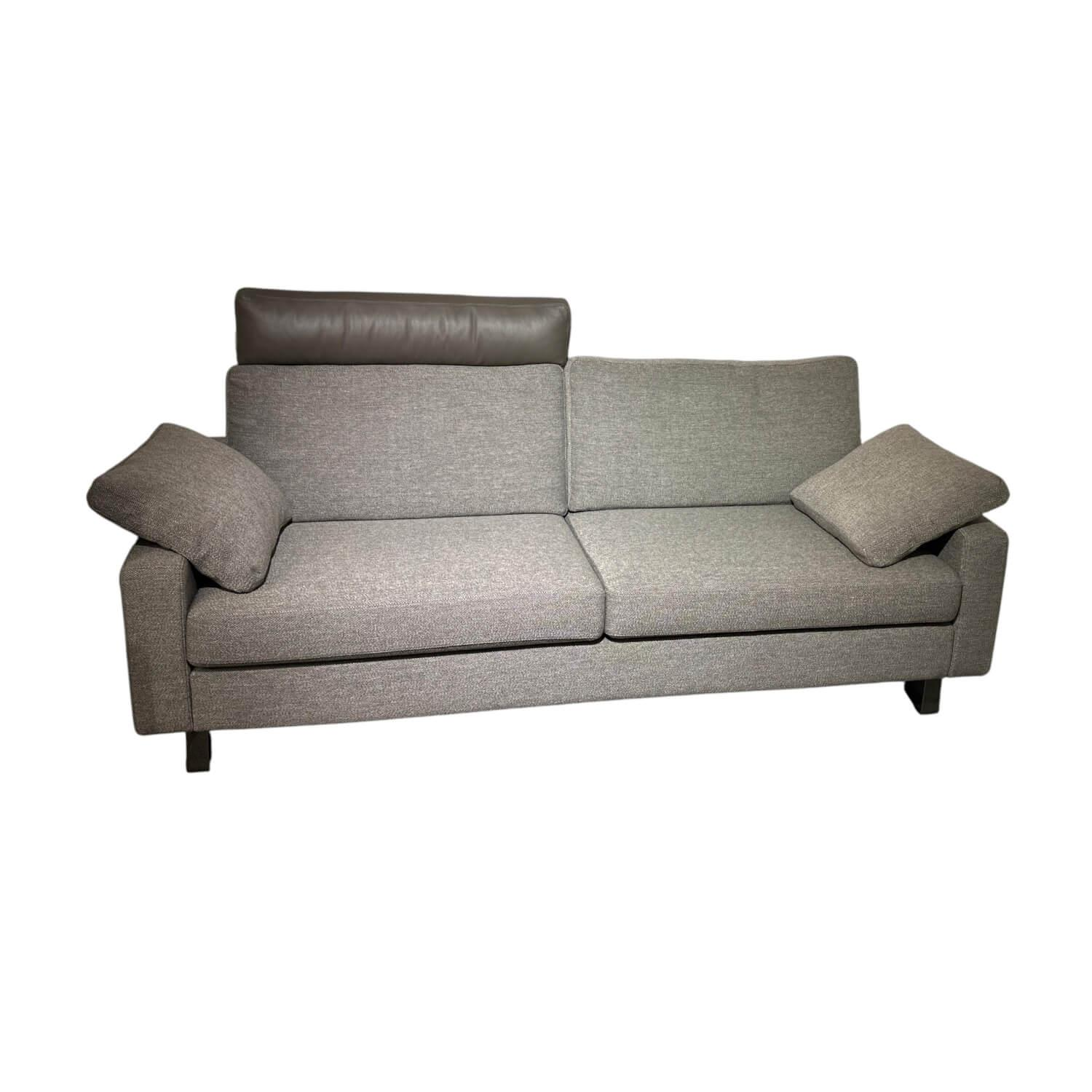 Sofa Conseta Stoff 8079 Taupe Grau Metallkufe Schwarzchrom Inklusive Armkissen U... von COR