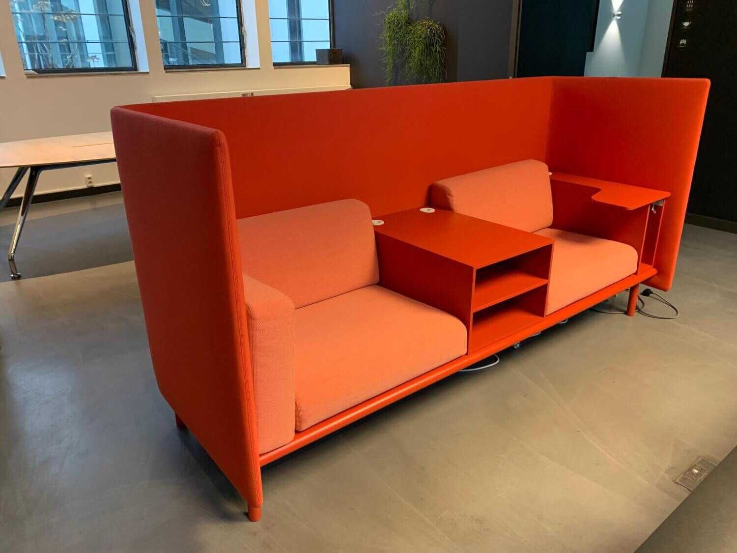 Sofa Floater Stoff Kvadrat Koralle Dreisitzer mit Regal von COR