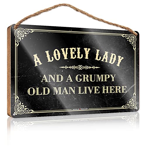 COTECI Lustige Metallschilder "For Outdoors A Lovely Lady And A Grumpy Old Man Live Here", Holzschild, lustiges Badezimmerschild für Haustür (Größe: 23 x 35 cm) von COTECI