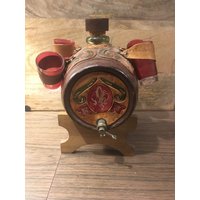 Vintage Leder Bound Alkohol Spirit Canteen/Decanter Faß Mit 4 Schnapsgläsern - Super Ordentliches Keg Styled 1970Er Display Stück von CPJCollectibles
