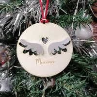 Weihnachtskugel Aus Holz Und Perlmuttfarbenem Plexiglas - Kleiner Engel Babyengel Personalisierte Gravur von CREAttesti