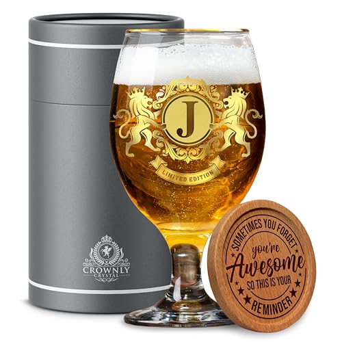 CROWNLY CRYSTAL® Personalisierte Geschenke Männer Bierglas Mit Gravur Geburtstagsgeschenk für Männer Adventskalender Bier Hochzeitstag Geschenke für Männer Geschenke für Männer Geburtstag (J) von CROWNLY CRYSTAL