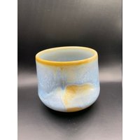 Hellblaue Und Gelbe Weintasse von CRosePottery