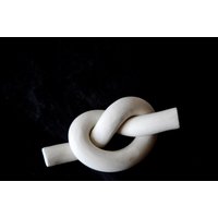 Dekorativer Knoten Minimalist White Infinity Knot Decor Oder Briefbeschwerer Für Kaffeetafel Modernes Shelfie von CSavelsCollectibles