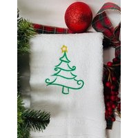 Weihnachtsbaumhandtuch, Weihnachtshandtuch, Handtuch, Badezimmertuch, Urlaubsdeko, Gastgeberin Geschenk von CWHouseandHome