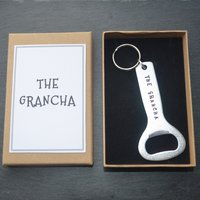 The Grancha Handgestempelter Aluminium Flaschenöffner Schlüsselring in Natur Geschenkbox Personalisierbar Geschenk Vatertag Neuer Großvater von CWtChUSstore