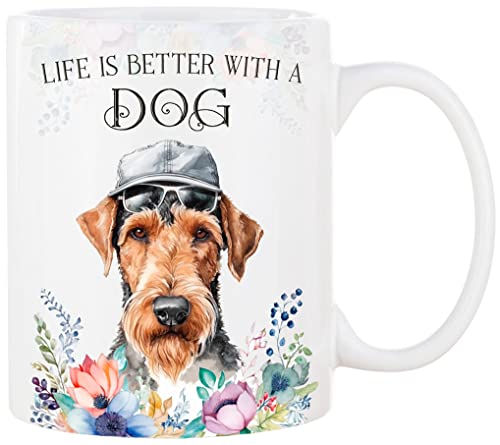 Cadouri Keramik Hunde Tasse mit Spruch „Life is better with a Dog“ und Airedale Terrier - Kaffeetasse mit Hunderasse für Hundebesitzer - originelles Geschenk - handgefertigt | 330 ml von Cadouri