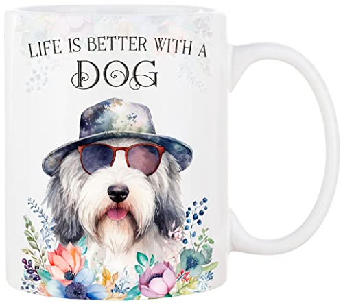 Cadouri Keramik Hunde Tasse mit Spruch „Life is better with a Dog“ und Bobtail - Kaffeetasse mit Hunderasse für Hundebesitzer - originelles Geschenk - handgefertigt | 330 ml von Cadouri